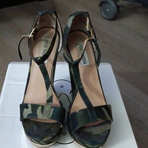 Steve Madden Camouflage Platform Sandals